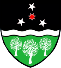 Wappen des Brígh: Auf schwarzem Schild das Sternbild des Uthar, geteilt mit einem silbernen Wellenbalken (Weißenbach), darunter auf grün drei silberne Bäume (Brígh) - (c) Innozenz